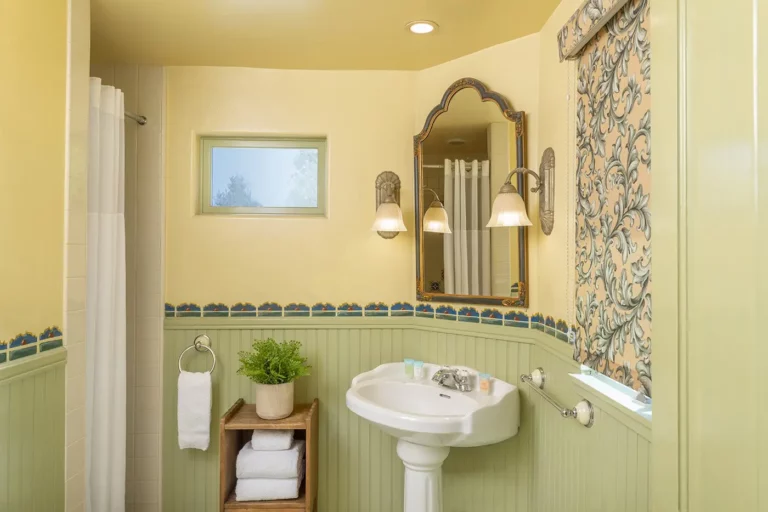 Vickers Estate 2 Queen Bathroom